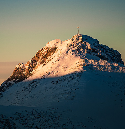 Giewont - charakterystyczny szczyt górujący nad Zakopanem i jeden z najbardziej rozpoznawalnych symboli Tatr. Oferuje spektakularne widoki na całe Podhale, a wejście na szczyt to popularna i satysfakcjonująca wyprawa dla turystów. Idealne miejsce dla osób, które chcą poczuć prawdziwy górski klimat.